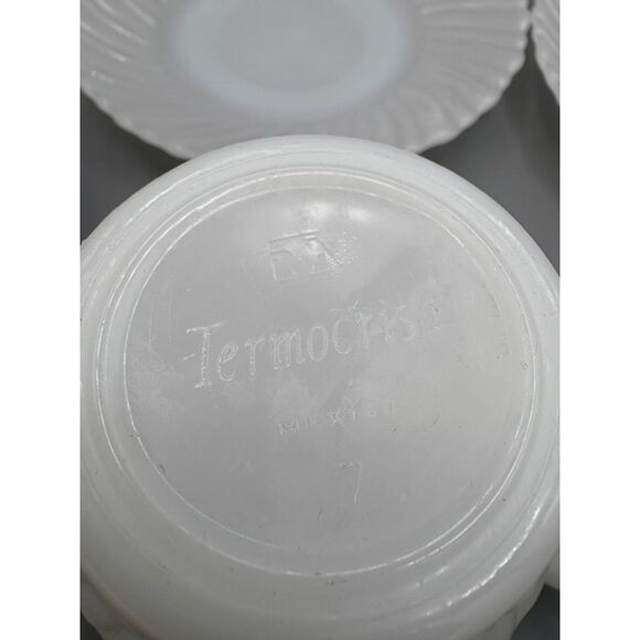 Set of Four Vintage Christmas Cups and Saucers Termocrisa Mexico Holly - Picture 5 of 6